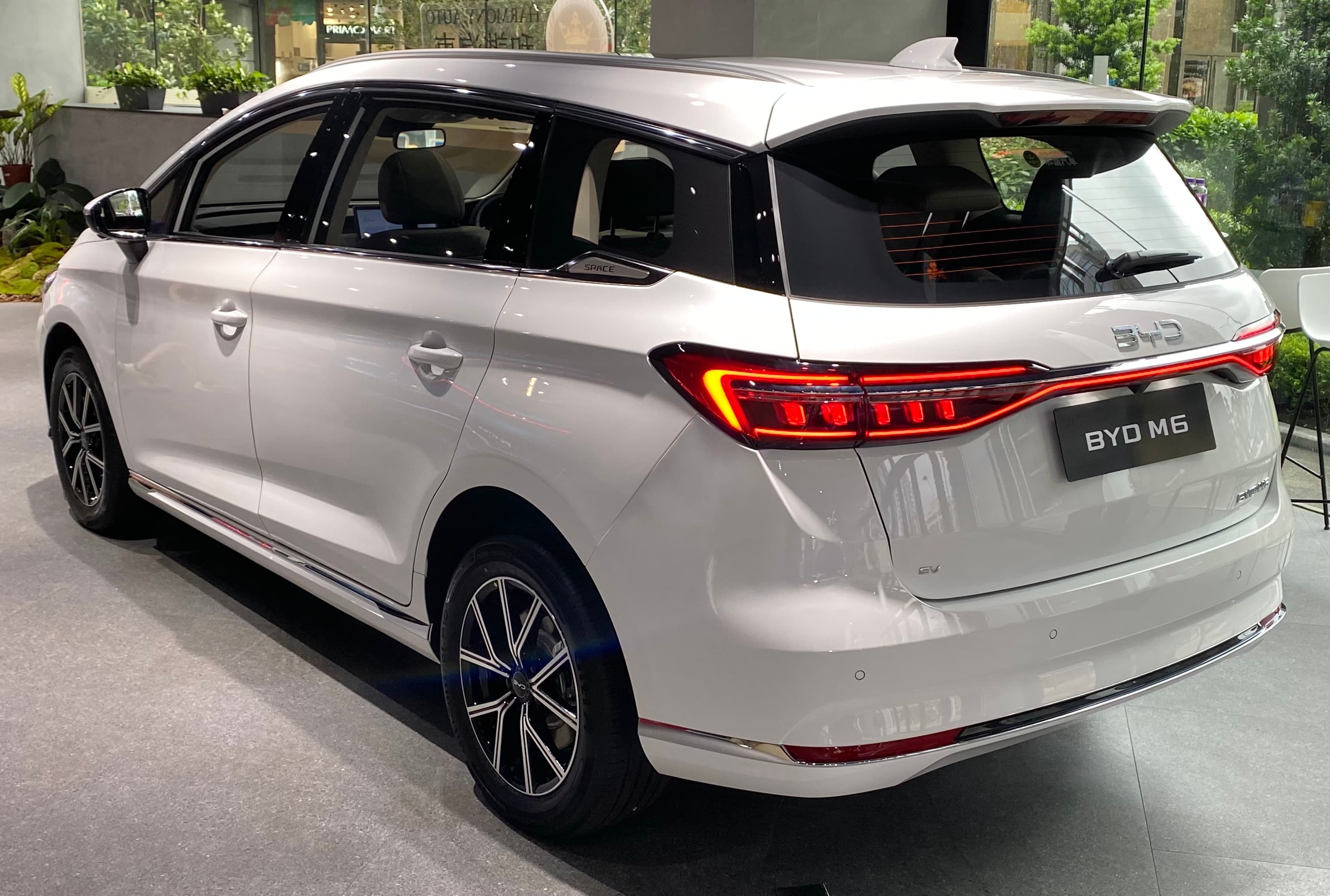 BYD eMAX 7 exterior
